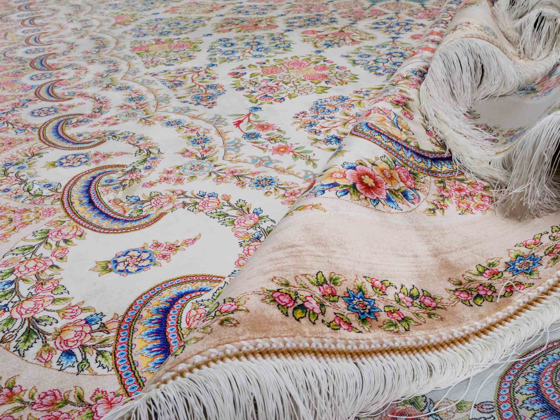 Ghom Maschinenteppich "Milad" 300 x 200 cm aus pflanzlicher Seide (Viskose) mit Medaillon, Cremeweiß, Beige. Teppichnummer: V63CR600H. Persian Luxury Collection by Khademi. Made in Iran / Persia – Vertrieb durch JUPITER Intl.