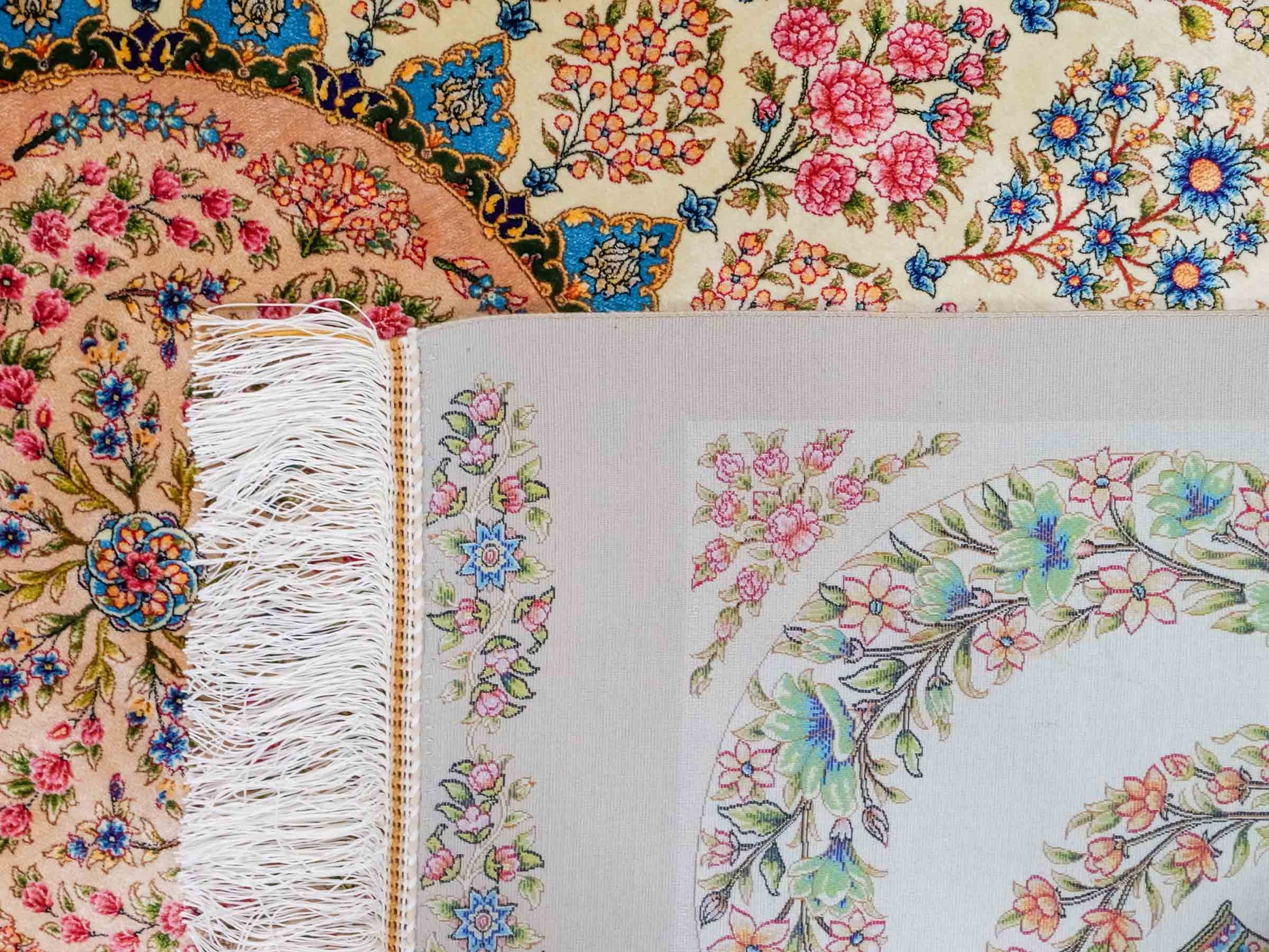 Ghom Maschinenteppich "Milad" 300 x 200 cm aus pflanzlicher Seide (Viskose) mit Medaillon, Cremeweiß, Beige. Teppichnummer: V63CR600H. Persian Luxury Collection by Khademi. Made in Iran / Persia – Vertrieb durch JUPITER Intl.