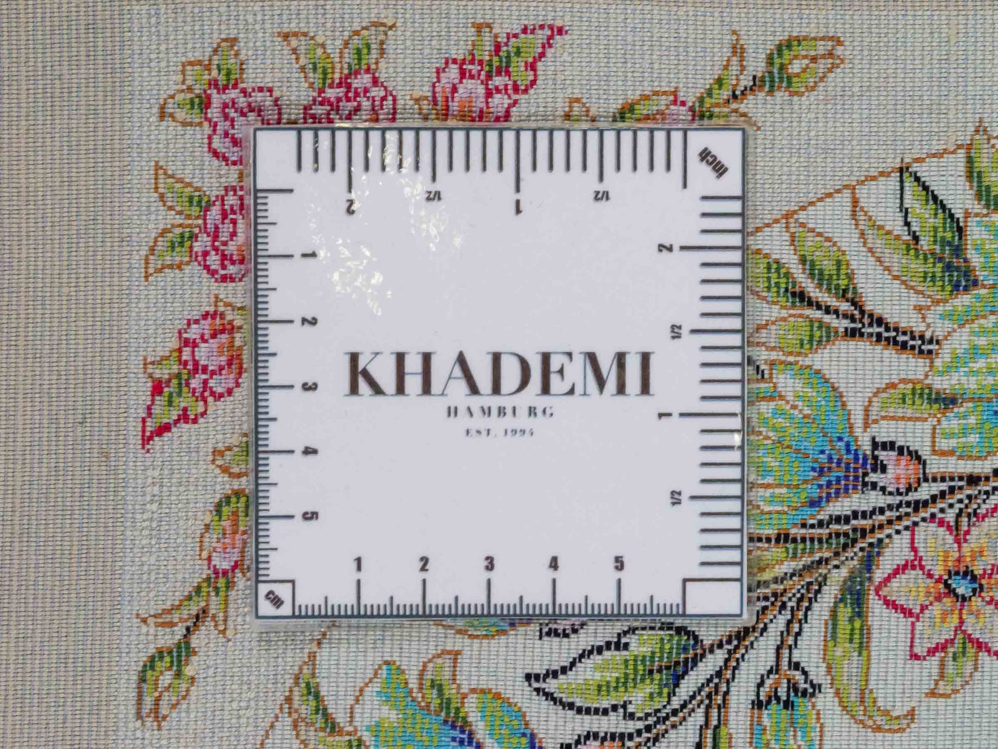 Ghom Maschinenteppich "Milad" 300 x 200 cm aus pflanzlicher Seide (Viskose) mit Medaillon, Cremeweiß, Beige. Teppichnummer: V63CR600H. Persian Luxury Collection by Khademi. Made in Iran / Persia – Vertrieb durch JUPITER Intl.