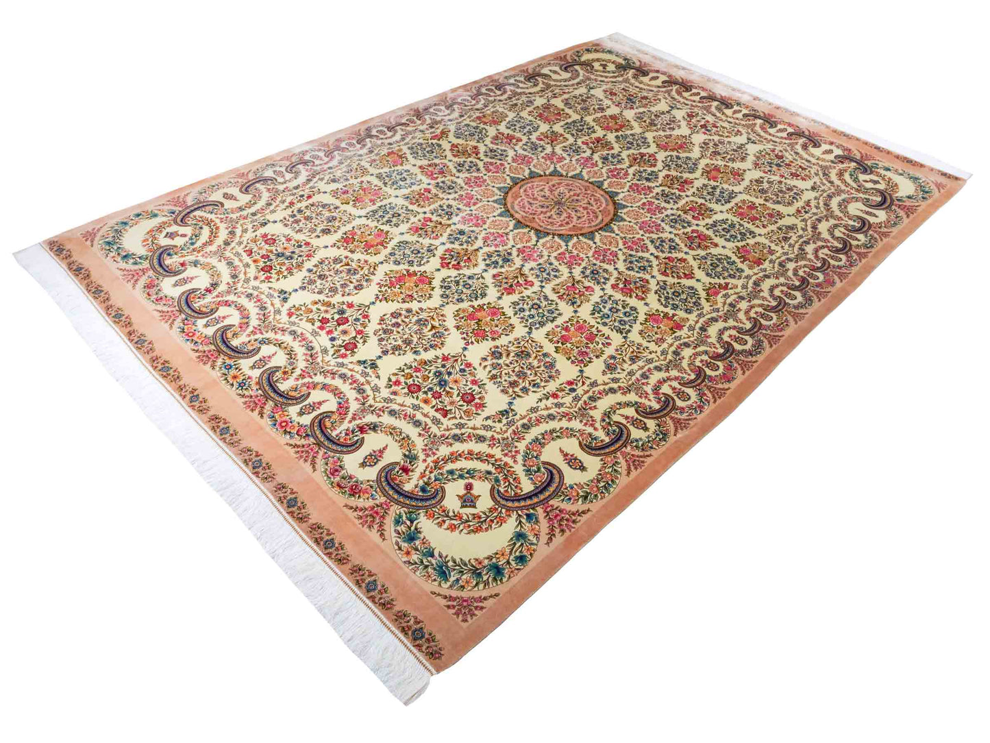 Ghom Maschinenteppich "Milad" 300 x 200 cm aus pflanzlicher Seide (Viskose) mit Medaillon, Cremeweiß, Beige. Teppichnummer: V63CR600H. Persian Luxury Collection by Khademi. Made in Iran / Persia – Vertrieb durch JUPITER Intl.
