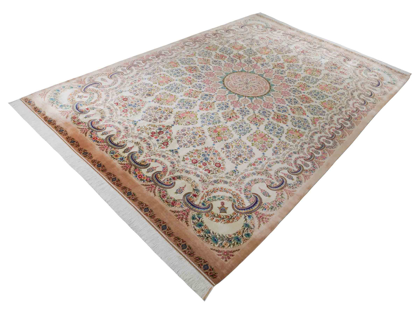 Ghom Maschinenteppich "Milad" 300 x 200 cm aus pflanzlicher Seide (Viskose) mit Medaillon, Cremeweiß, Beige. Teppichnummer: V63CR600H. Persian Luxury Collection by Khademi. Made in Iran / Persia – Vertrieb durch JUPITER Intl.