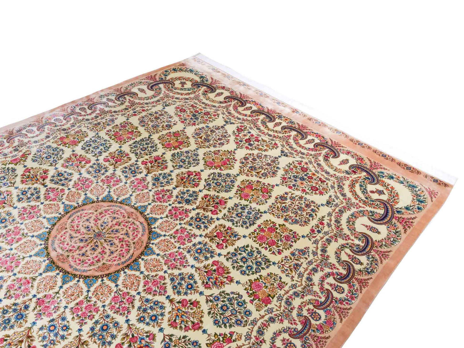 Ghom Maschinenteppich "Milad" 300 x 200 cm aus pflanzlicher Seide (Viskose) mit Medaillon, Cremeweiß, Beige. Teppichnummer: V63CR600H. Persian Luxury Collection by Khademi. Made in Iran / Persia – Vertrieb durch JUPITER Intl.