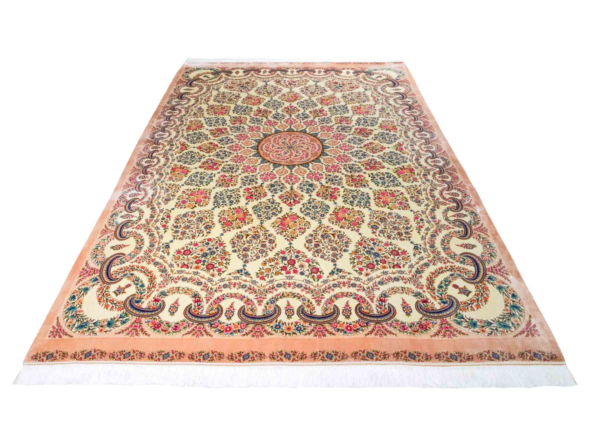 Ghom Maschinenteppich "Milad" 300 x 200 cm aus pflanzlicher Seide (Viskose) mit Medaillon, Cremeweiß, Beige. Teppichnummer: V63CR600H. Persian Luxury Collection by Khademi. Made in Iran / Persia – Vertrieb durch JUPITER Intl.