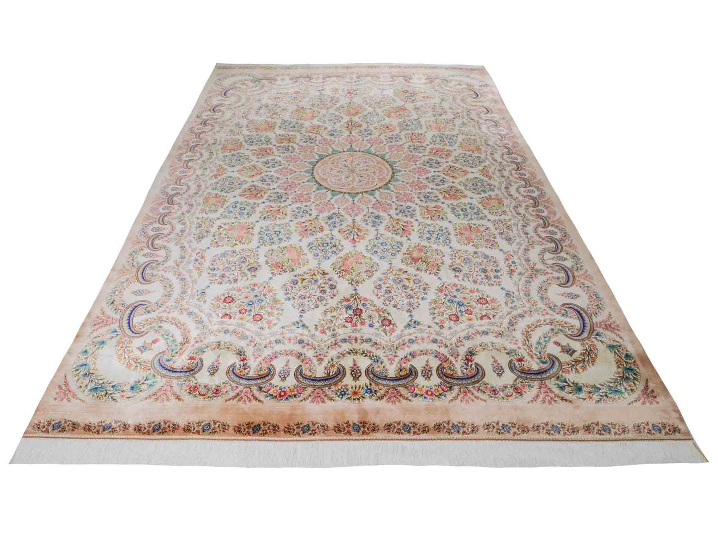 Ghom Maschinenteppich "Milad" 300 x 200 cm aus pflanzlicher Seide (Viskose) mit Medaillon, Cremeweiß, Beige. Teppichnummer: V63CR600H. Persian Luxury Collection by Khademi. Made in Iran / Persia – Vertrieb durch JUPITER Intl.