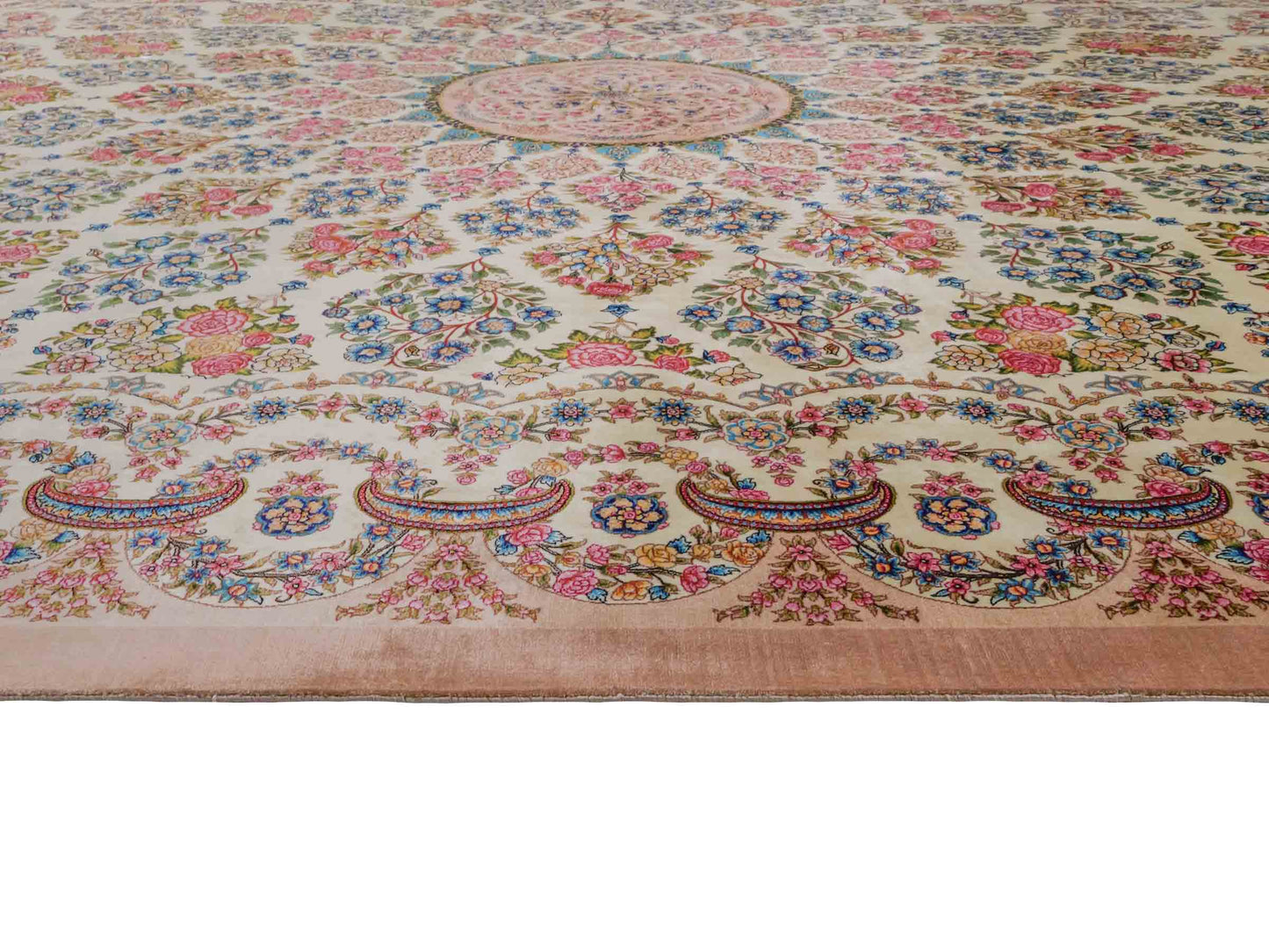 Ghom Maschinenteppich "Milad" 300 x 200 cm aus pflanzlicher Seide (Viskose) mit Medaillon, Cremeweiß, Beige. Teppichnummer: V63CR600H. Persian Luxury Collection by Khademi. Made in Iran / Persia – Vertrieb durch JUPITER Intl.