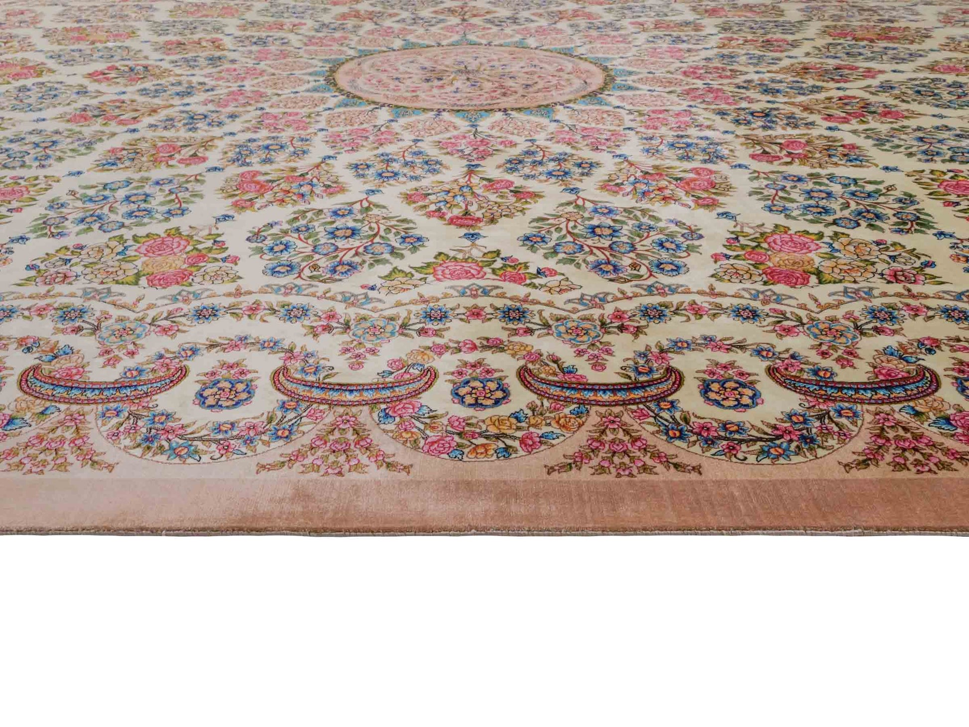 Ghom Maschinenteppich "Milad" 300 x 200 cm aus pflanzlicher Seide (Viskose) mit Medaillon, Cremeweiß, Beige. Teppichnummer: V63CR600H. Persian Luxury Collection by Khademi. Made in Iran / Persia – Vertrieb durch JUPITER Intl.