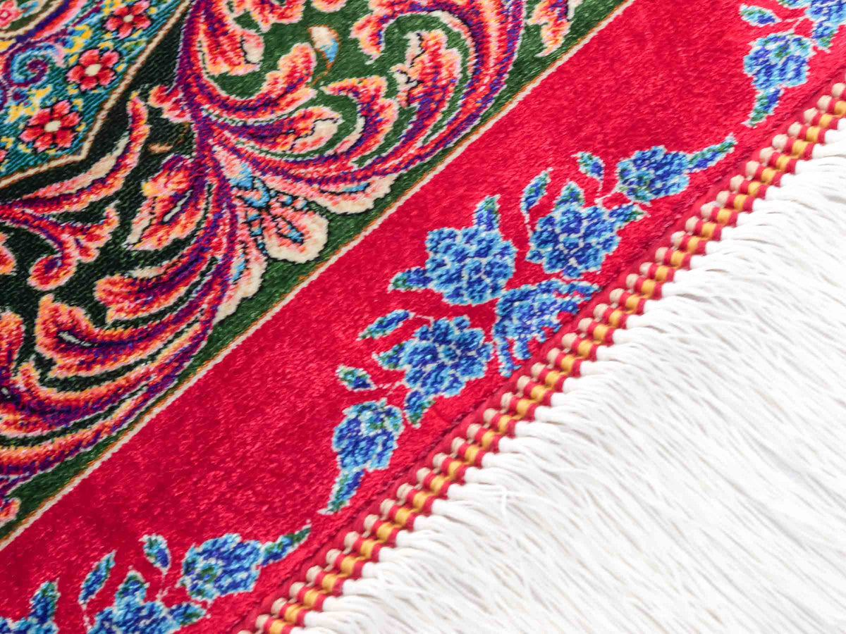 Ghom Maschinenteppich "Nariman" 225 x 150 cm, mit Medaillon, aus pflanzlicher Seide (Viskose), Rot/Mehrfarbig. Teppichnummer: V64RD338H. Persian Luxury Collection by Khademi. Made in Iran / Persia – Vertrieb durch JUPITER Intl.