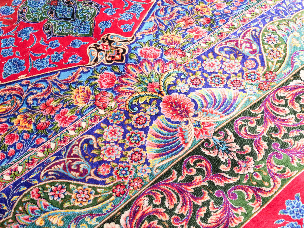 Ghom Maschinenteppich "Nariman" 225 x 150 cm, mit Medaillon, aus pflanzlicher Seide (Viskose), Rot/Mehrfarbig. Teppichnummer: V64RD338H. Persian Luxury Collection by Khademi. Made in Iran / Persia – Vertrieb durch JUPITER Intl.