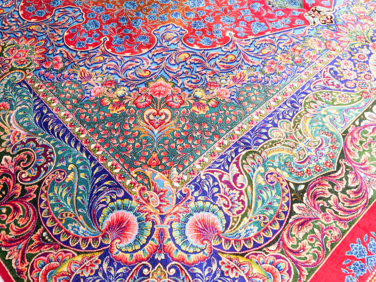 Ghom Maschinenteppich "Nariman" 225 x 150 cm, mit Medaillon, aus pflanzlicher Seide (Viskose), Rot/Mehrfarbig. Teppichnummer: V64RD338H. Persian Luxury Collection by Khademi. Made in Iran / Persia – Vertrieb durch JUPITER Intl.