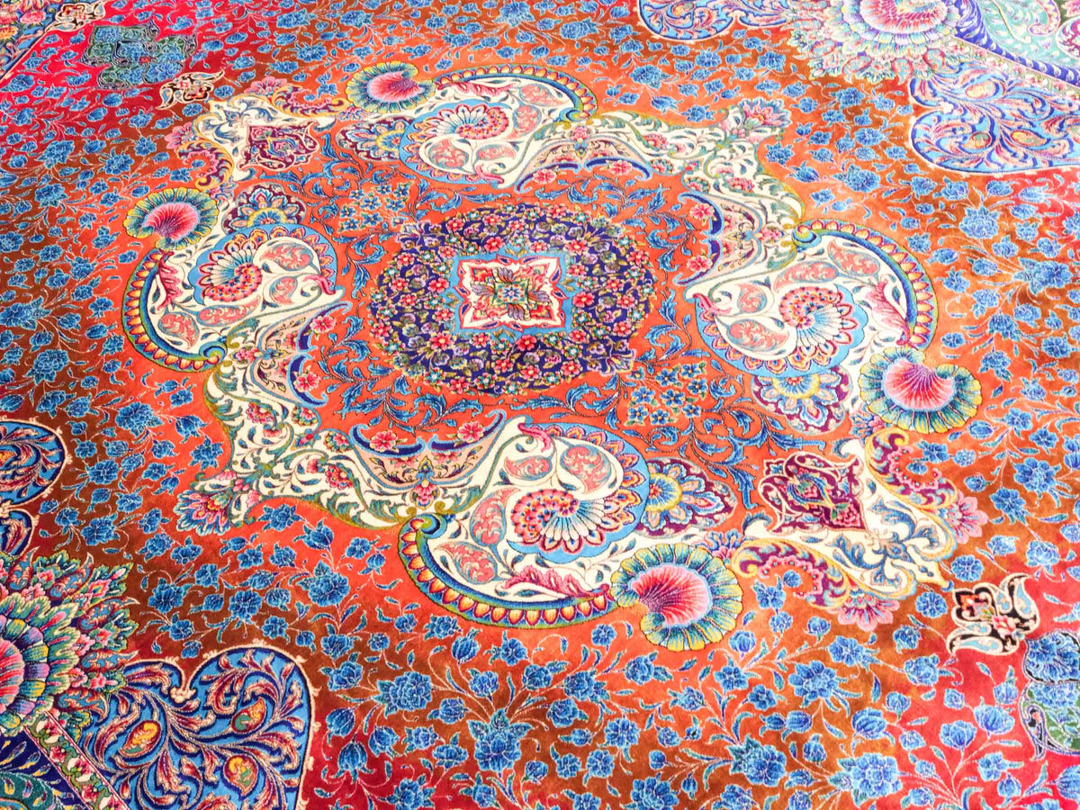 Ghom Maschinenteppich "Nariman" 225 x 150 cm, mit Medaillon, aus pflanzlicher Seide (Viskose), Rot/Mehrfarbig. Teppichnummer: V64RD338H. Persian Luxury Collection by Khademi. Made in Iran / Persia – Vertrieb durch JUPITER Intl.