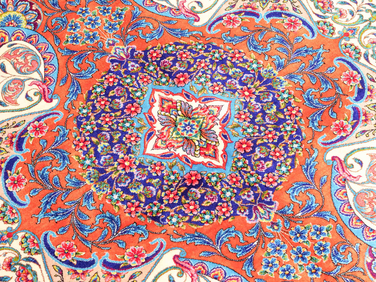 Ghom Maschinenteppich "Nariman" 225 x 150 cm, mit Medaillon, aus pflanzlicher Seide (Viskose), Rot/Mehrfarbig. Teppichnummer: V64RD338H. Persian Luxury Collection by Khademi. Made in Iran / Persia – Vertrieb durch JUPITER Intl.