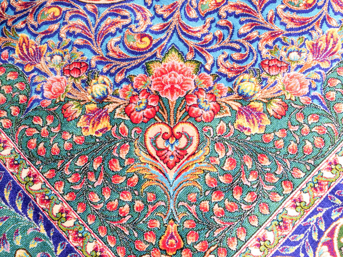 Ghom Maschinenteppich "Nariman" 225 x 150 cm, mit Medaillon, aus pflanzlicher Seide (Viskose), Rot/Mehrfarbig. Teppichnummer: V64RD338H. Persian Luxury Collection by Khademi. Made in Iran / Persia – Vertrieb durch JUPITER Intl.
