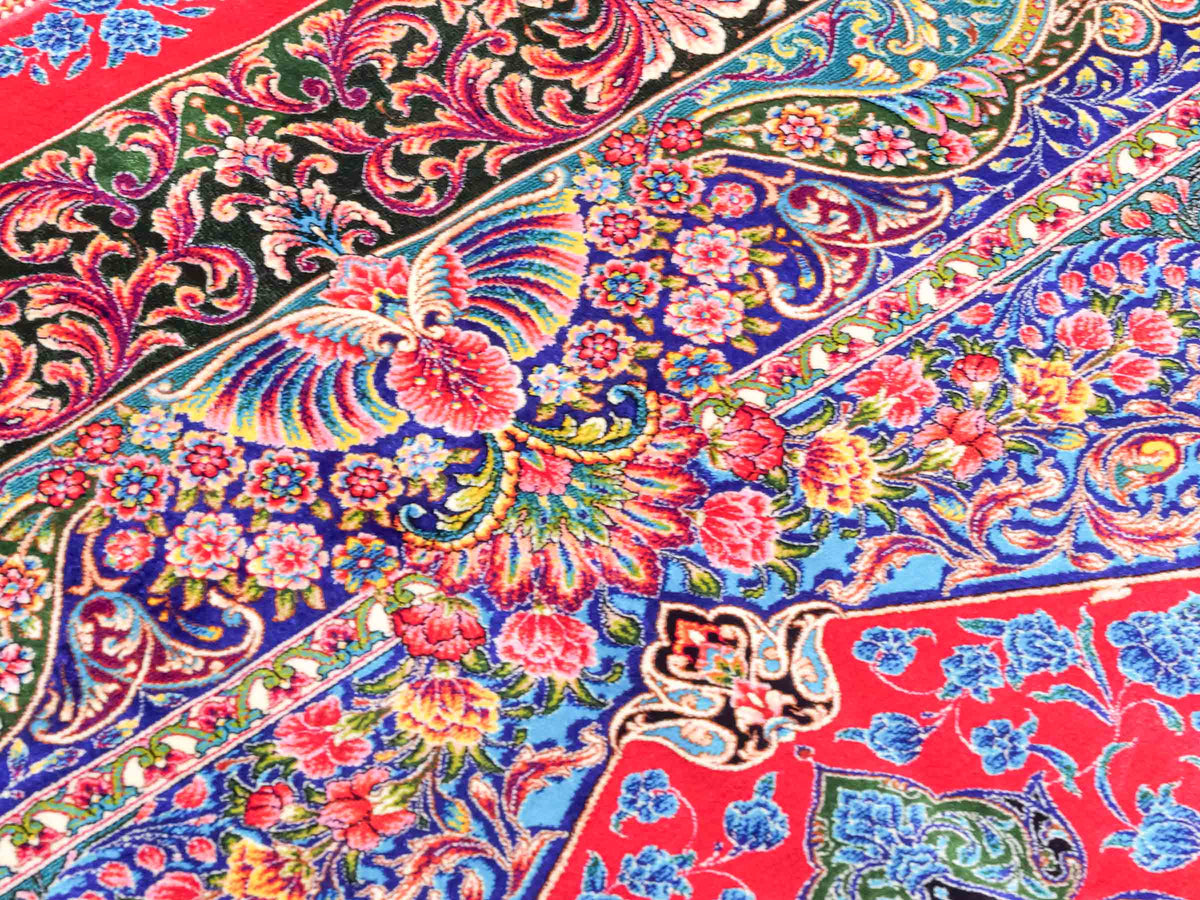 Ghom Maschinenteppich "Nariman" 225 x 150 cm, mit Medaillon, aus pflanzlicher Seide (Viskose), Rot/Mehrfarbig. Teppichnummer: V64RD338H. Persian Luxury Collection by Khademi. Made in Iran / Persia – Vertrieb durch JUPITER Intl.