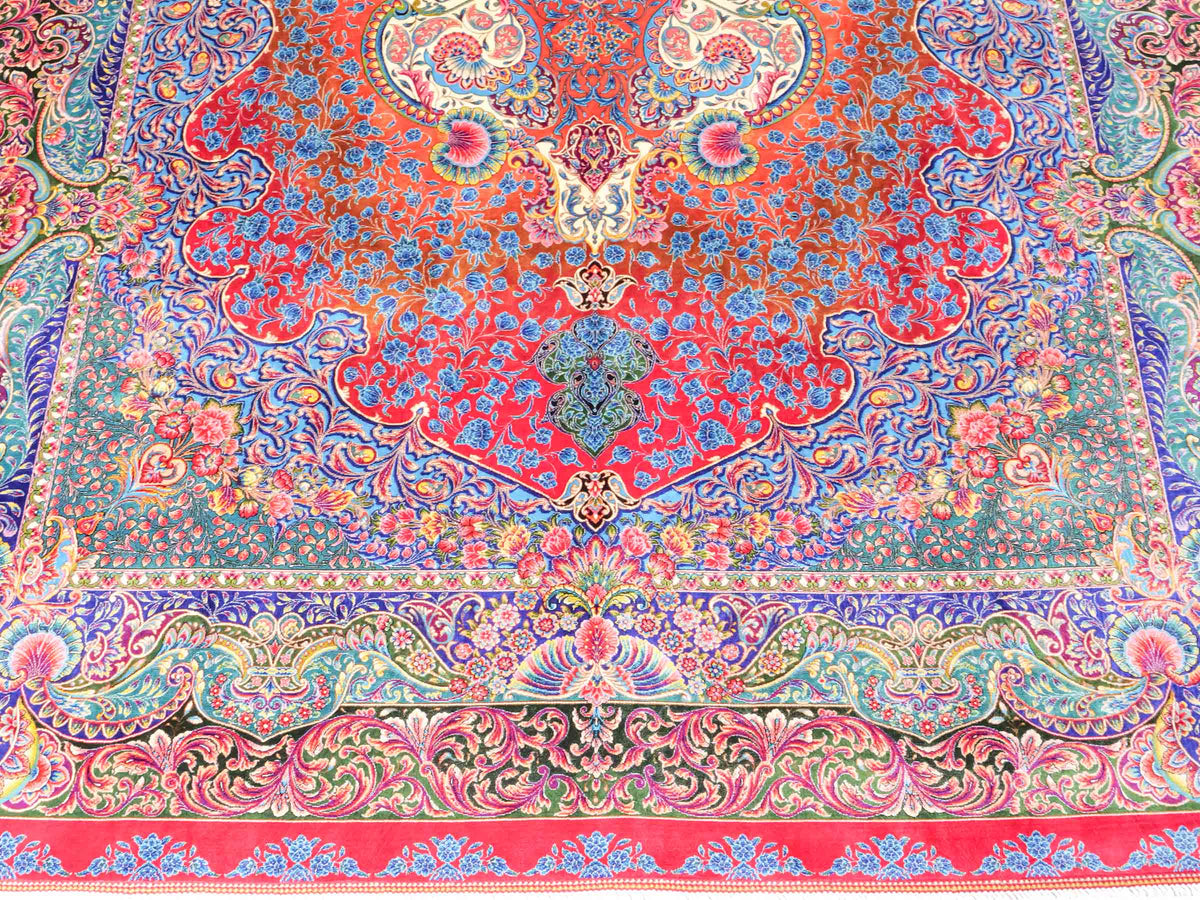 Ghom Maschinenteppich "Nariman" 225 x 150 cm, mit Medaillon, aus pflanzlicher Seide (Viskose), Rot/Mehrfarbig. Teppichnummer: V64RD338H. Persian Luxury Collection by Khademi. Made in Iran / Persia – Vertrieb durch JUPITER Intl.
