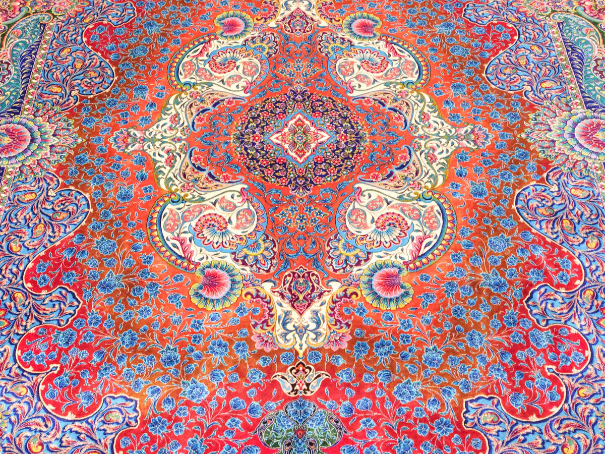 Ghom Maschinenteppich "Nariman" 225 x 150 cm, mit Medaillon, aus pflanzlicher Seide (Viskose), Rot/Mehrfarbig. Teppichnummer: V64RD338H. Persian Luxury Collection by Khademi. Made in Iran / Persia – Vertrieb durch JUPITER Intl.