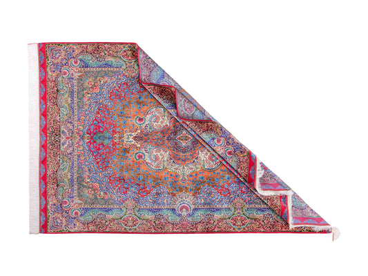 Ghom Maschinenteppich "Nariman" 225 x 150 cm, mit Medaillon, aus pflanzlicher Seide (Viskose), Rot/Mehrfarbig. Teppichnummer: V64RD338H. Persian Luxury Collection by Khademi. Made in Iran / Persia – Vertrieb durch JUPITER Intl.