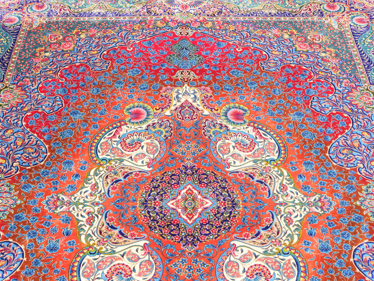 Ghom Maschinenteppich "Nariman" 225 x 150 cm, mit Medaillon, aus pflanzlicher Seide (Viskose), Rot/Mehrfarbig. Teppichnummer: V64RD338H. Persian Luxury Collection by Khademi. Made in Iran / Persia – Vertrieb durch JUPITER Intl.