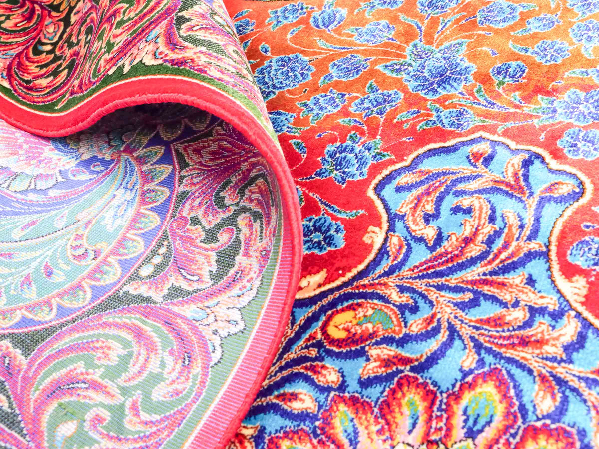 Ghom Maschinenteppich "Nariman" 225 x 150 cm, mit Medaillon, aus pflanzlicher Seide (Viskose), Rot/Mehrfarbig. Teppichnummer: V64RD338H. Persian Luxury Collection by Khademi. Made in Iran / Persia – Vertrieb durch JUPITER Intl.