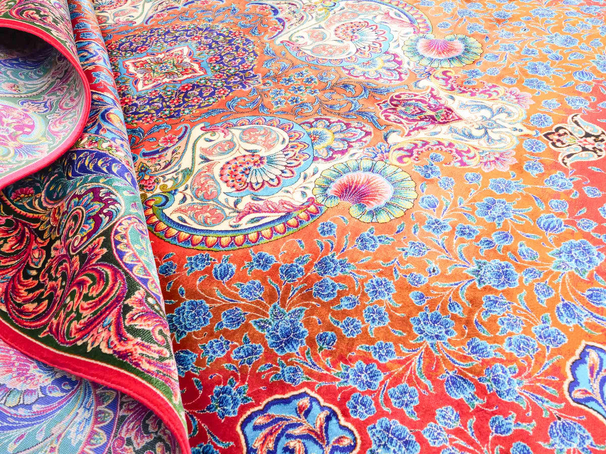 Ghom Maschinenteppich "Nariman" 225 x 150 cm, mit Medaillon, aus pflanzlicher Seide (Viskose), Rot/Mehrfarbig. Teppichnummer: V64RD338H. Persian Luxury Collection by Khademi. Made in Iran / Persia – Vertrieb durch JUPITER Intl.