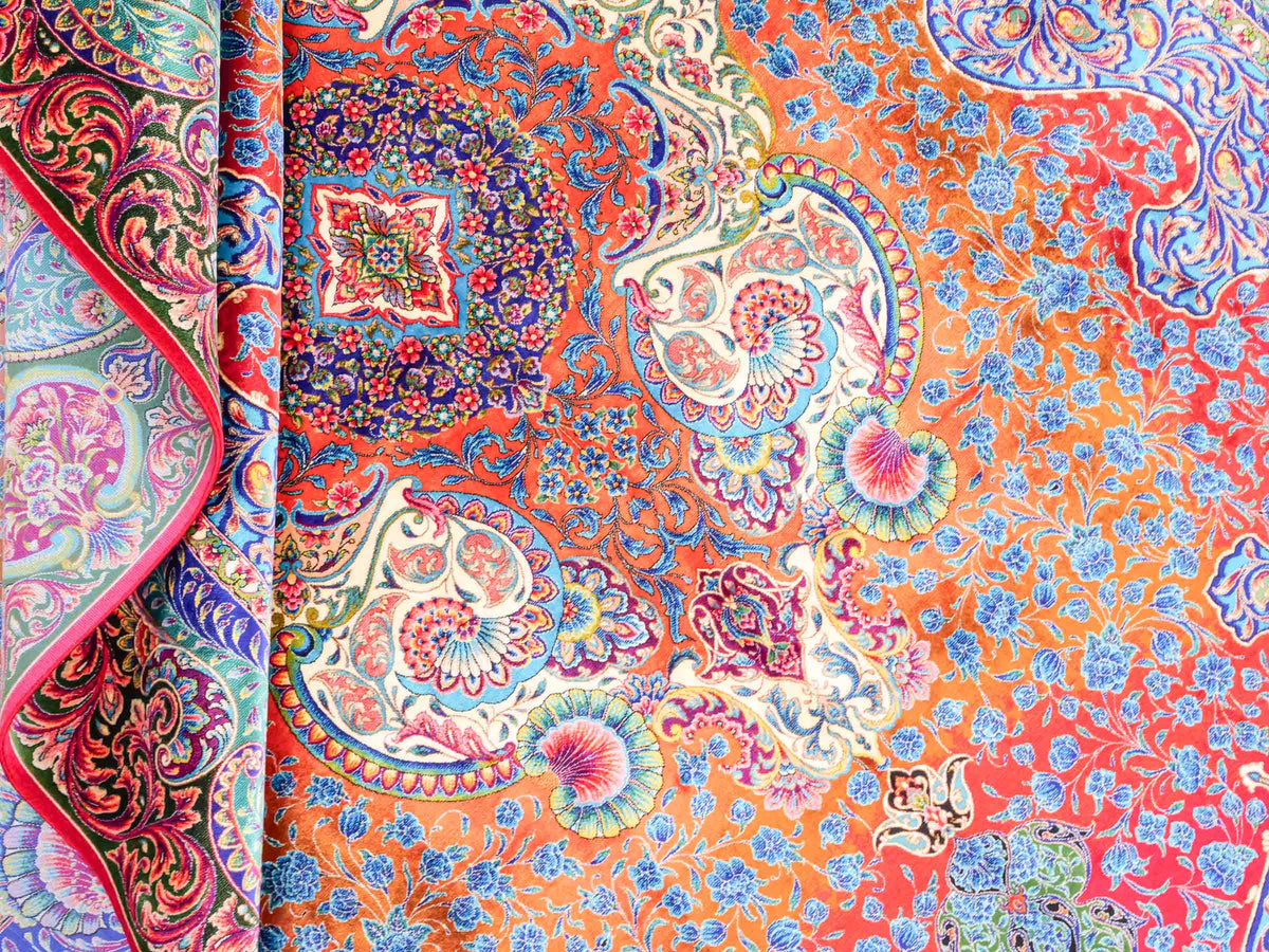 Ghom Maschinenteppich "Nariman" 225 x 150 cm, mit Medaillon, aus pflanzlicher Seide (Viskose), Rot/Mehrfarbig. Teppichnummer: V64RD338H. Persian Luxury Collection by Khademi. Made in Iran / Persia – Vertrieb durch JUPITER Intl.
