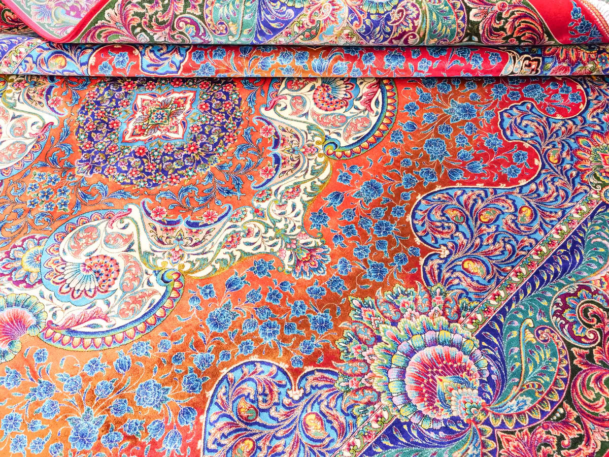 Ghom Maschinenteppich "Nariman" 225 x 150 cm, mit Medaillon, aus pflanzlicher Seide (Viskose), Rot/Mehrfarbig. Teppichnummer: V64RD338H. Persian Luxury Collection by Khademi. Made in Iran / Persia – Vertrieb durch JUPITER Intl.