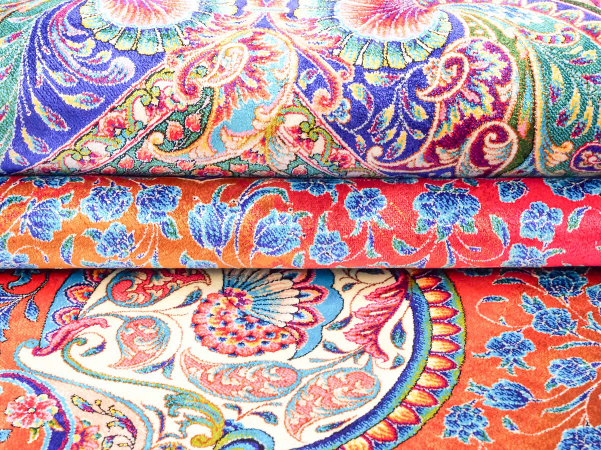 Ghom Maschinenteppich "Nariman" 225 x 150 cm, mit Medaillon, aus pflanzlicher Seide (Viskose), Rot/Mehrfarbig. Teppichnummer: V64RD338H. Persian Luxury Collection by Khademi. Made in Iran / Persia – Vertrieb durch JUPITER Intl.