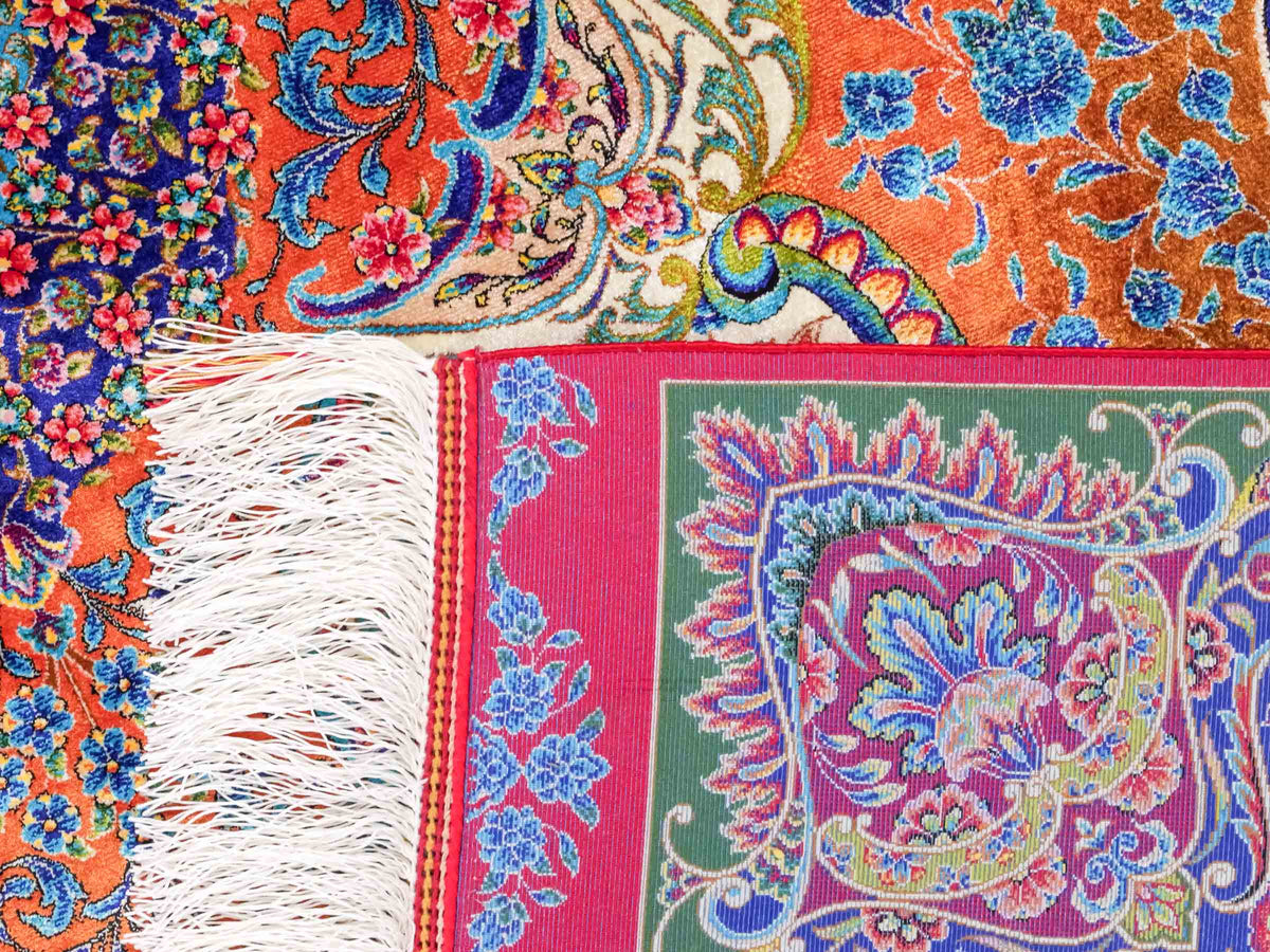 Ghom Maschinenteppich "Nariman" 225 x 150 cm, mit Medaillon, aus pflanzlicher Seide (Viskose), Rot/Mehrfarbig. Teppichnummer: V64RD338H. Persian Luxury Collection by Khademi. Made in Iran / Persia – Vertrieb durch JUPITER Intl.