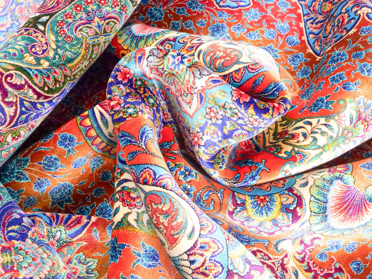 Ghom Maschinenteppich "Nariman" 225 x 150 cm, mit Medaillon, aus pflanzlicher Seide (Viskose), Rot/Mehrfarbig. Teppichnummer: V64RD338H. Persian Luxury Collection by Khademi. Made in Iran / Persia – Vertrieb durch JUPITER Intl.