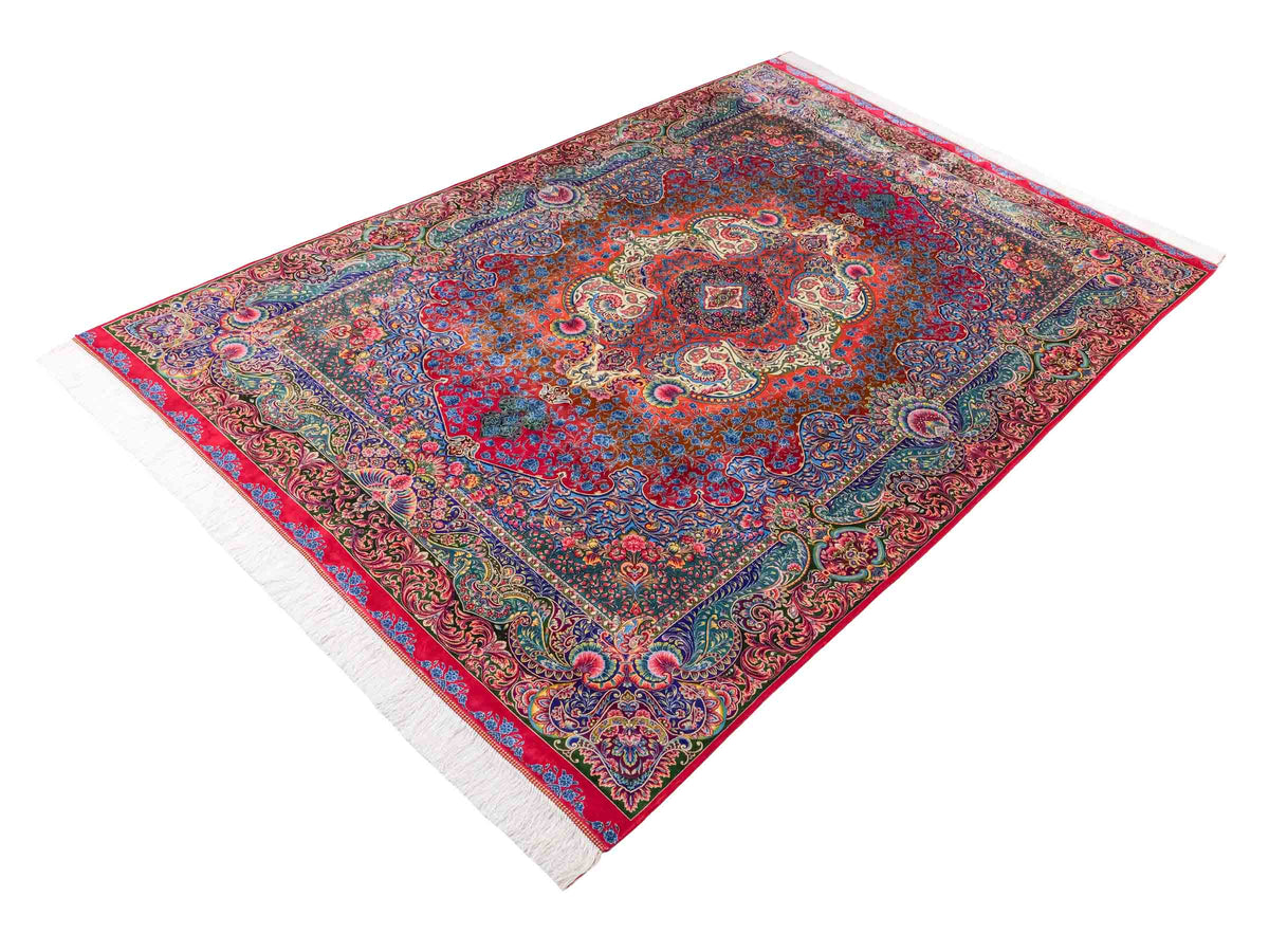 Ghom Maschinenteppich "Nariman" 225 x 150 cm, mit Medaillon, aus pflanzlicher Seide (Viskose), Rot/Mehrfarbig. Teppichnummer: V64RD338H. Persian Luxury Collection by Khademi. Made in Iran / Persia – Vertrieb durch JUPITER Intl.