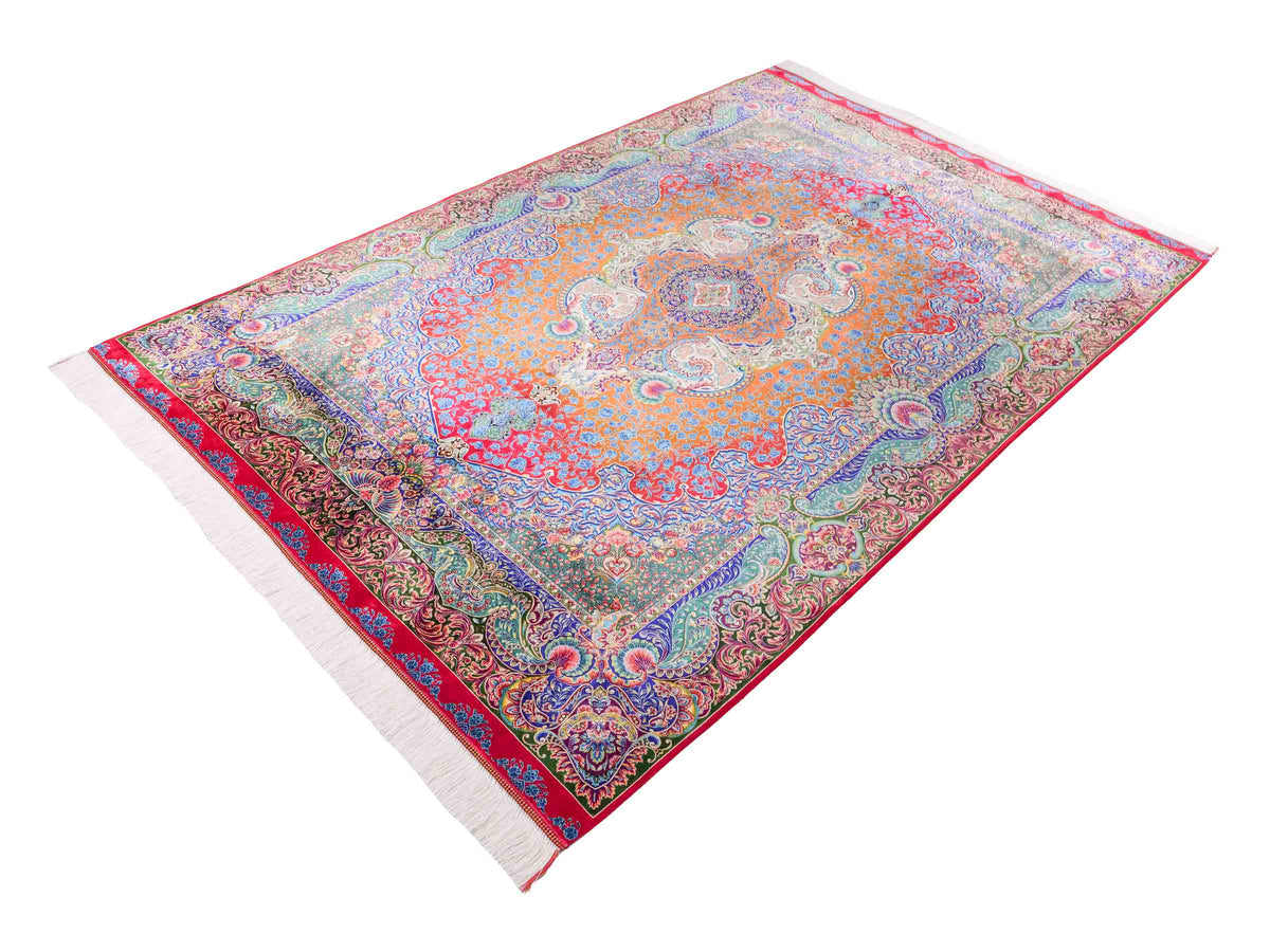 Ghom Maschinenteppich "Nariman" 225 x 150 cm, mit Medaillon, aus pflanzlicher Seide (Viskose), Rot/Mehrfarbig. Teppichnummer: V64RD338H. Persian Luxury Collection by Khademi. Made in Iran / Persia – Vertrieb durch JUPITER Intl.