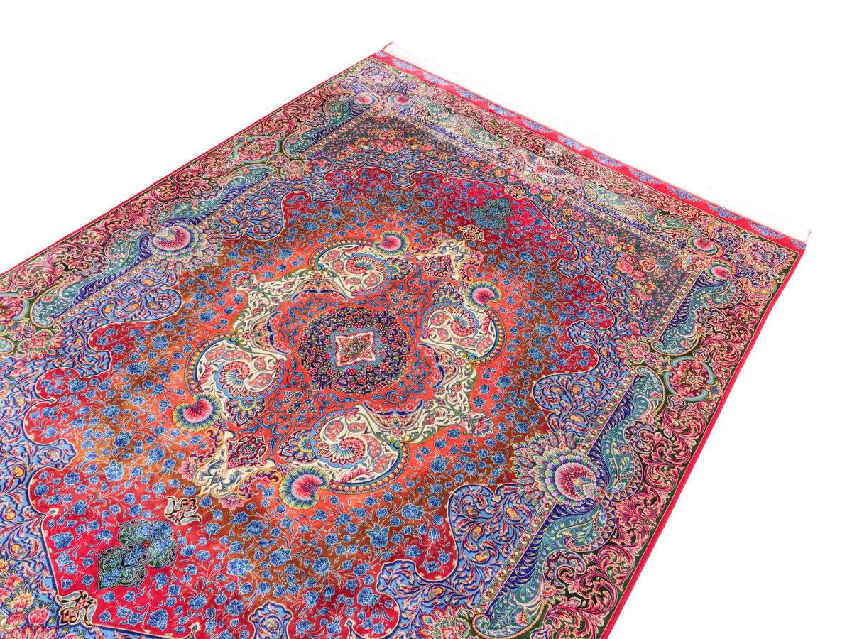 Ghom Maschinenteppich "Nariman" 225 x 150 cm, mit Medaillon, aus pflanzlicher Seide (Viskose), Rot/Mehrfarbig. Teppichnummer: V64RD338H. Persian Luxury Collection by Khademi. Made in Iran / Persia – Vertrieb durch JUPITER Intl.