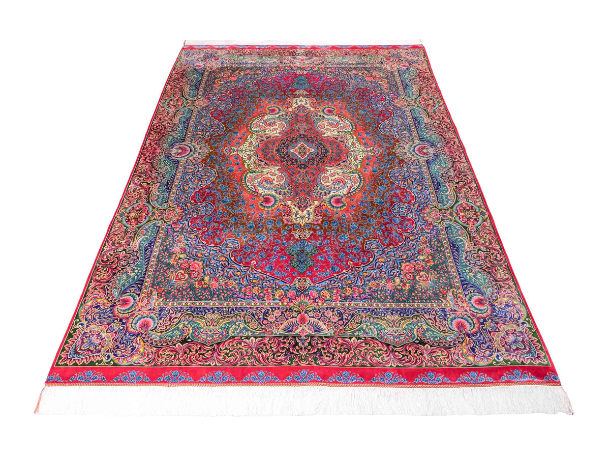 Ghom Maschinenteppich "Nariman" 225 x 150 cm, mit Medaillon, aus pflanzlicher Seide (Viskose), Rot/Mehrfarbig. Teppichnummer: V64RD338H. Persian Luxury Collection by Khademi. Made in Iran / Persia – Vertrieb durch JUPITER Intl.
