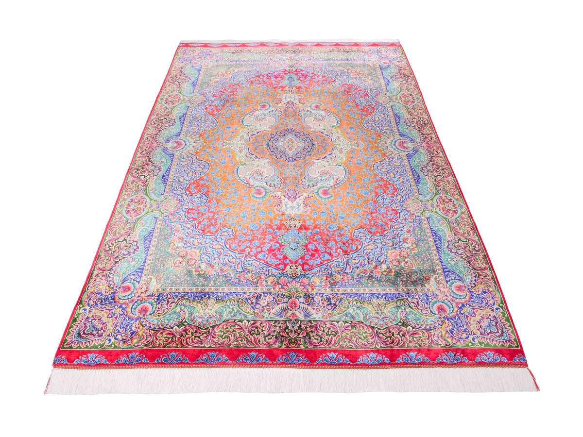 Ghom Maschinenteppich "Nariman" 225 x 150 cm, mit Medaillon, aus pflanzlicher Seide (Viskose), Rot/Mehrfarbig. Teppichnummer: V64RD338H. Persian Luxury Collection by Khademi. Made in Iran / Persia – Vertrieb durch JUPITER Intl.