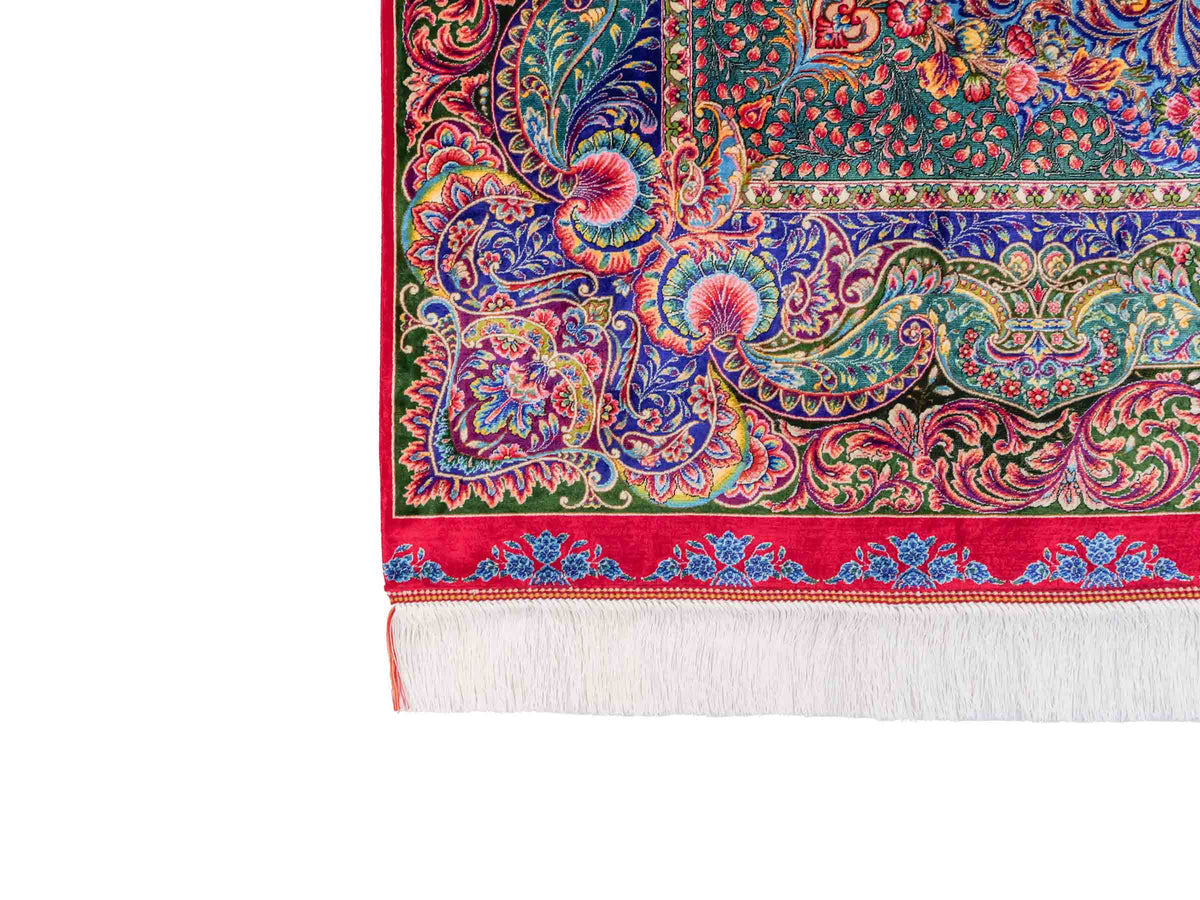 Ghom Maschinenteppich "Nariman" 225 x 150 cm, mit Medaillon, aus pflanzlicher Seide (Viskose), Rot/Mehrfarbig. Teppichnummer: V64RD338H. Persian Luxury Collection by Khademi. Made in Iran / Persia – Vertrieb durch JUPITER Intl.