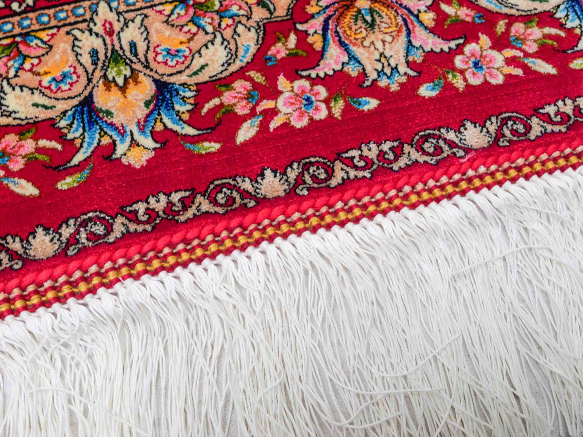Ghom Maschinenteppich "Nowruz" 300 x 200 cm, durchgemustert, aus pflanzlicher Seide (Viskose), Rot/Cremeweiß. Teppichnummer: V67RD600H. Persian Luxury Collection by Khademi. Made in Iran / Persia – Vertrieb durch JUPITER Intl.