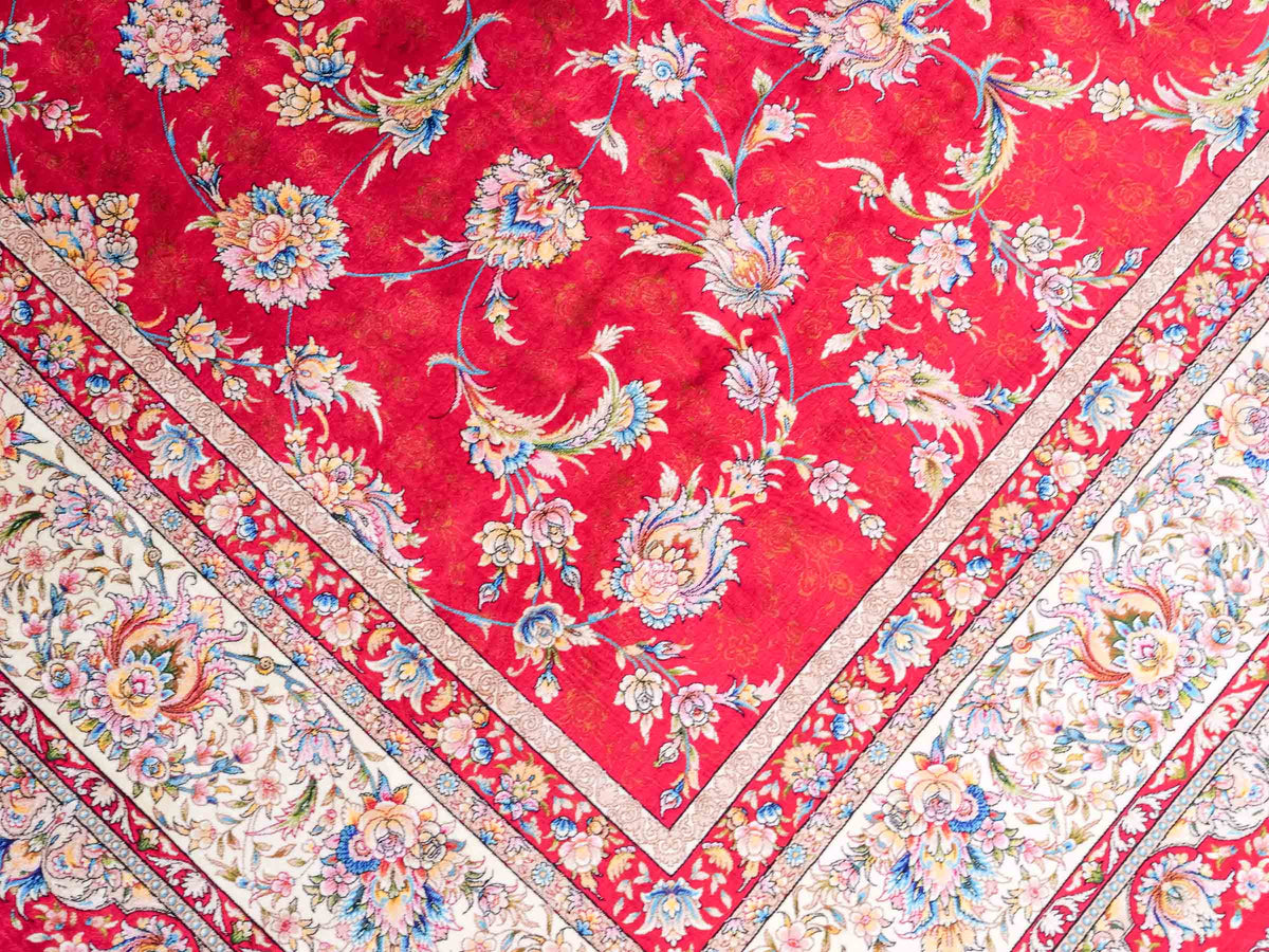 Ghom Maschinenteppich "Nowruz" 300 x 200 cm, durchgemustert, aus pflanzlicher Seide (Viskose), Rot/Cremeweiß. Teppichnummer: V67RD600H. Persian Luxury Collection by Khademi. Made in Iran / Persia – Vertrieb durch JUPITER Intl.