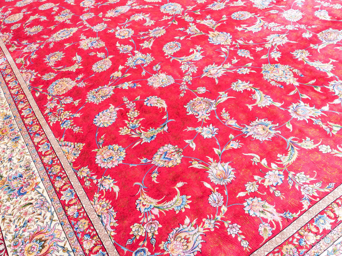 Ghom Maschinenteppich "Nowruz" 300 x 200 cm, durchgemustert, aus pflanzlicher Seide (Viskose), Rot/Cremeweiß. Teppichnummer: V67RD600H. Persian Luxury Collection by Khademi. Made in Iran / Persia – Vertrieb durch JUPITER Intl.