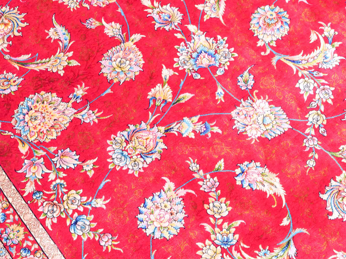 Ghom Maschinenteppich "Nowruz" 300 x 200 cm, durchgemustert, aus pflanzlicher Seide (Viskose), Rot/Cremeweiß. Teppichnummer: V67RD600H. Persian Luxury Collection by Khademi. Made in Iran / Persia – Vertrieb durch JUPITER Intl.