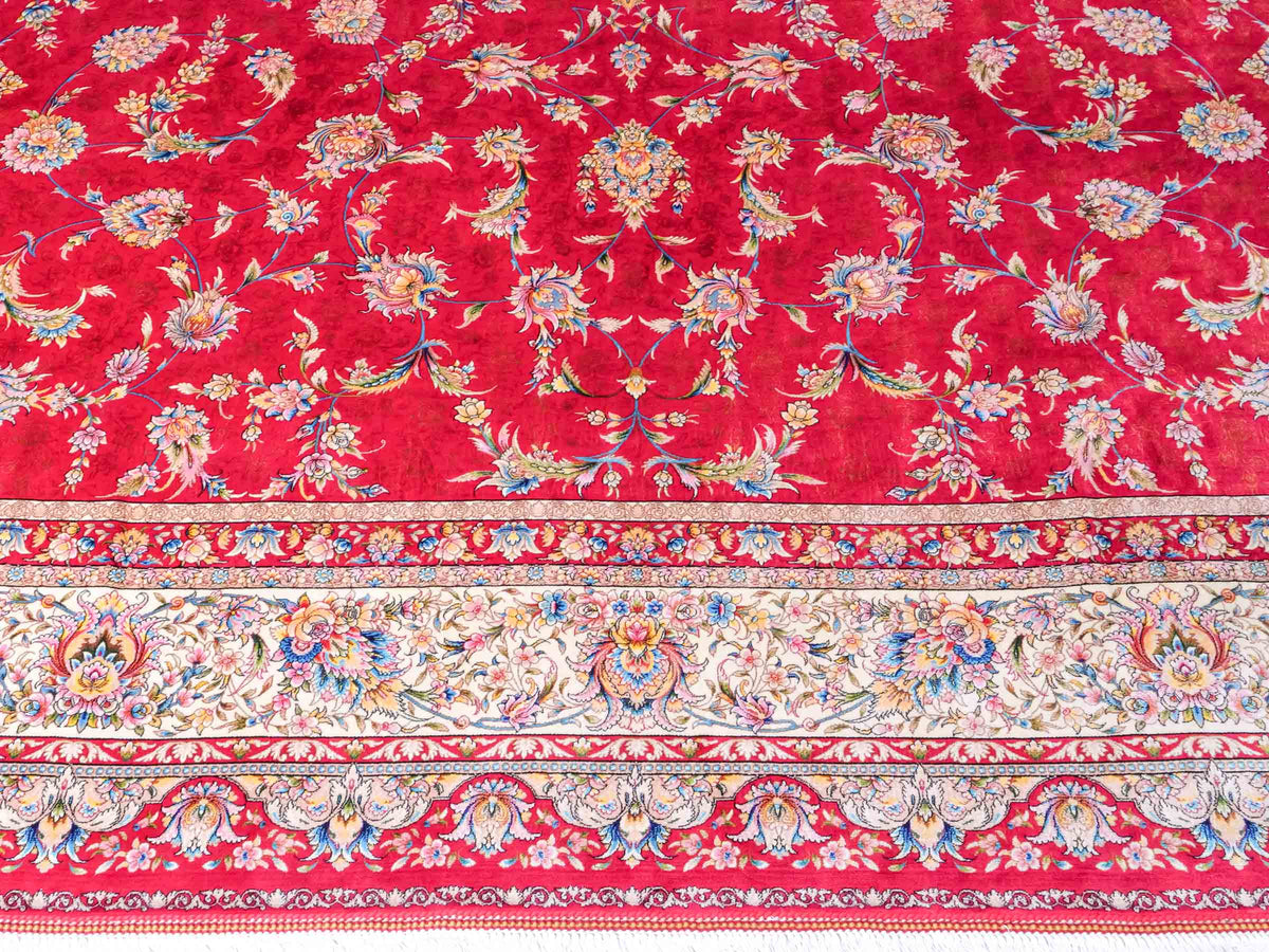 Ghom Maschinenteppich "Nowruz" 300 x 200 cm, durchgemustert, aus pflanzlicher Seide (Viskose), Rot/Cremeweiß. Teppichnummer: V67RD600H. Persian Luxury Collection by Khademi. Made in Iran / Persia – Vertrieb durch JUPITER Intl.