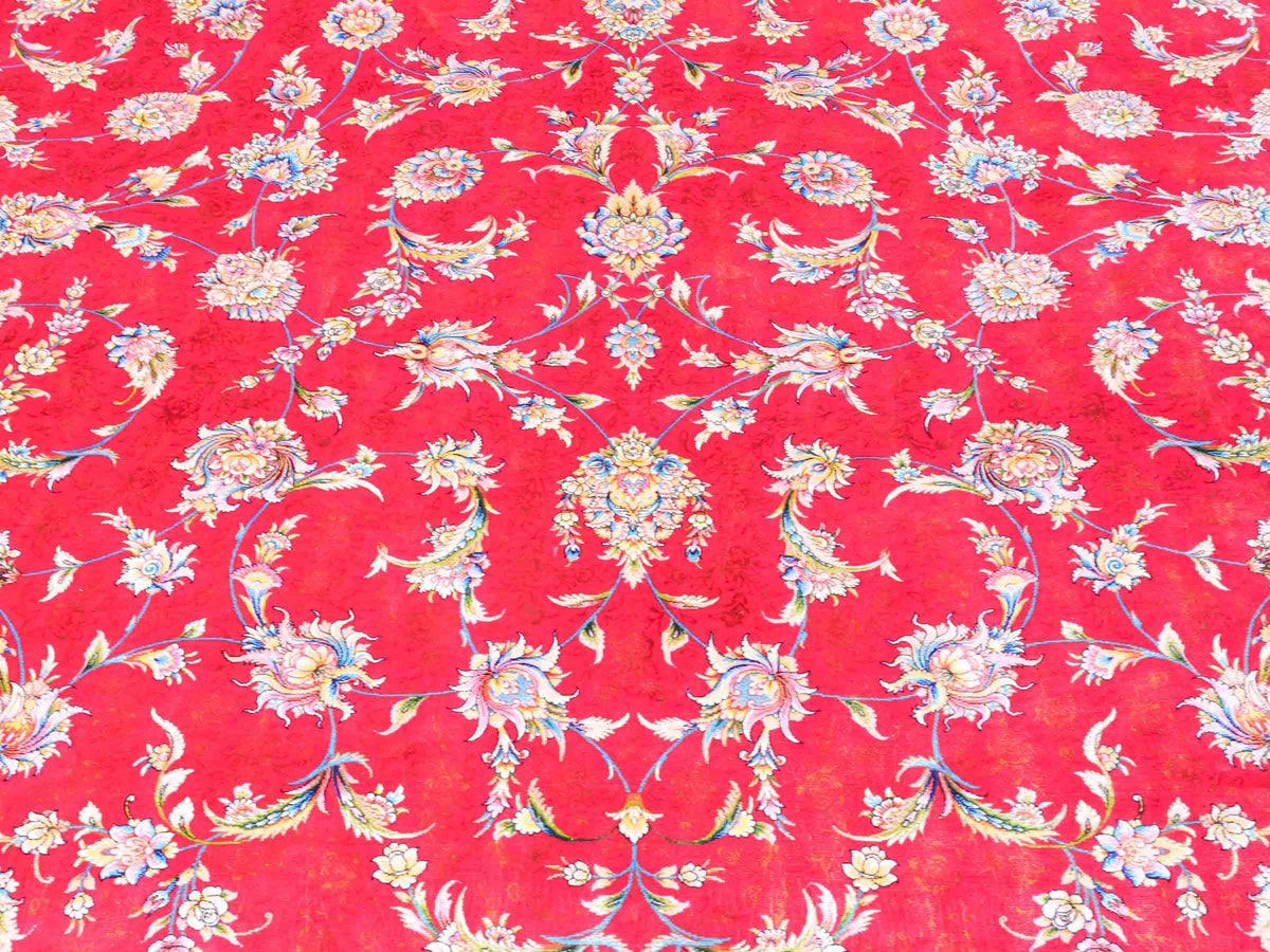 Ghom Maschinenteppich "Nowruz" 300 x 200 cm, durchgemustert, aus pflanzlicher Seide (Viskose), Rot/Cremeweiß. Teppichnummer: V67RD600H. Persian Luxury Collection by Khademi. Made in Iran / Persia – Vertrieb durch JUPITER Intl.