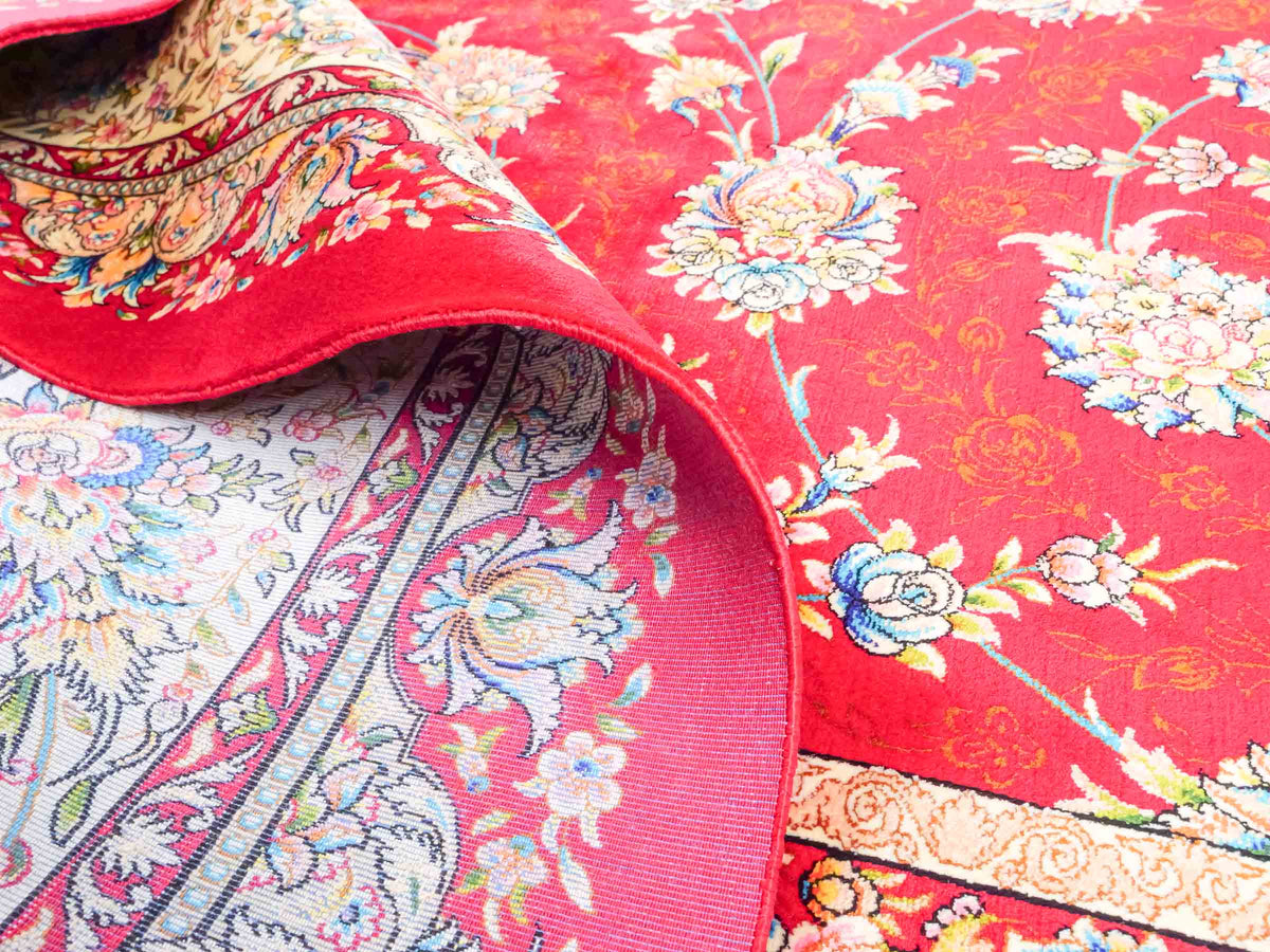 Ghom Maschinenteppich "Nowruz" 300 x 200 cm, durchgemustert, aus pflanzlicher Seide (Viskose), Rot/Cremeweiß. Teppichnummer: V67RD600H. Persian Luxury Collection by Khademi. Made in Iran / Persia – Vertrieb durch JUPITER Intl.