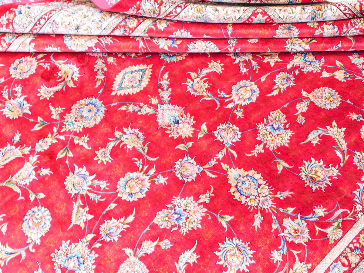 Ghom Maschinenteppich "Nowruz" 300 x 200 cm, durchgemustert, aus pflanzlicher Seide (Viskose), Rot/Cremeweiß. Teppichnummer: V67RD600H. Persian Luxury Collection by Khademi. Made in Iran / Persia – Vertrieb durch JUPITER Intl.