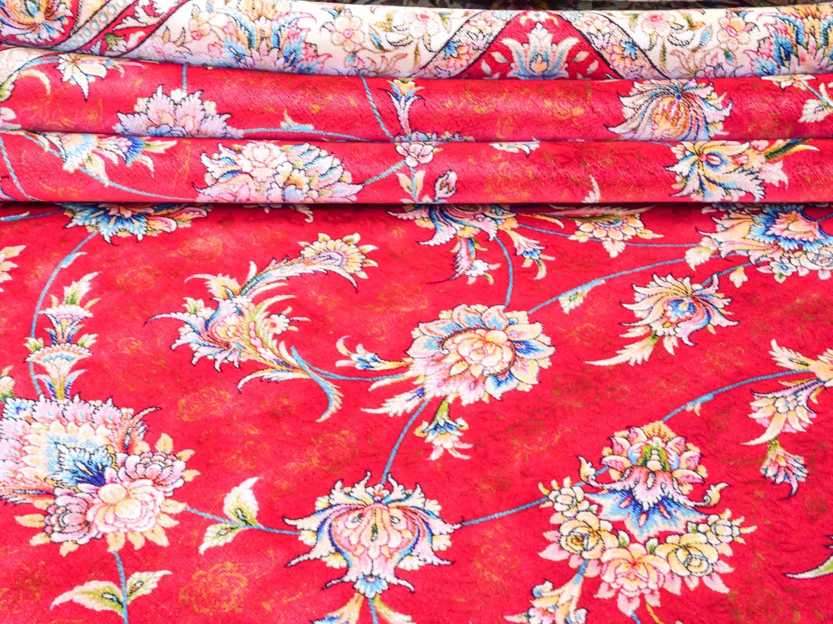 Ghom Maschinenteppich "Nowruz" 300 x 200 cm, durchgemustert, aus pflanzlicher Seide (Viskose), Rot/Cremeweiß. Teppichnummer: V67RD600H. Persian Luxury Collection by Khademi. Made in Iran / Persia – Vertrieb durch JUPITER Intl.