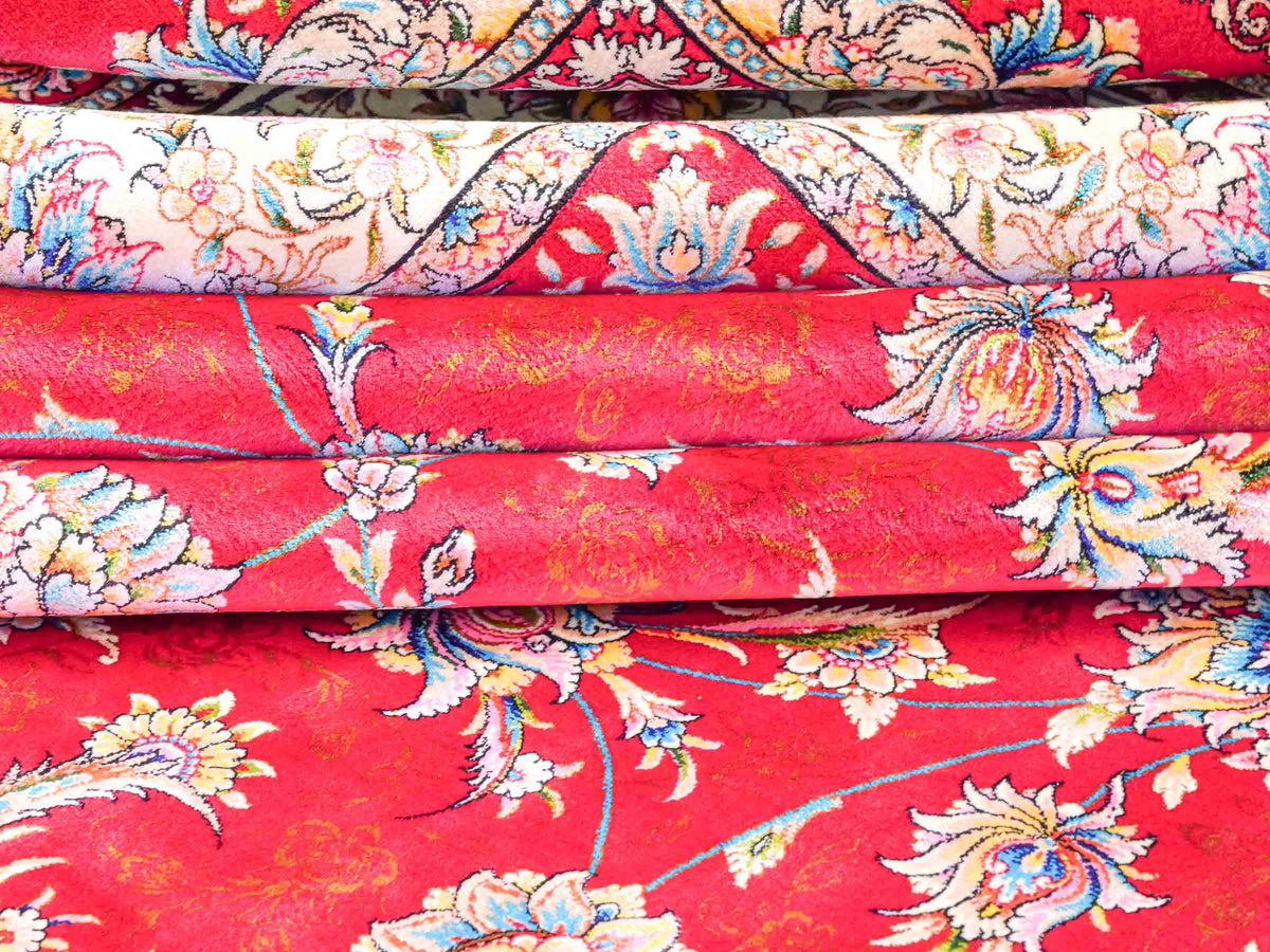 Ghom Maschinenteppich "Nowruz" 300 x 200 cm, durchgemustert, aus pflanzlicher Seide (Viskose), Rot/Cremeweiß. Teppichnummer: V67RD600H. Persian Luxury Collection by Khademi. Made in Iran / Persia – Vertrieb durch JUPITER Intl.