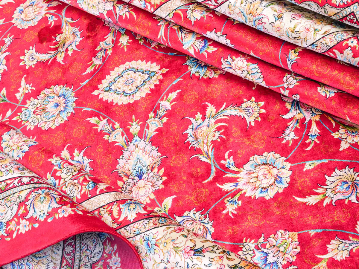 Ghom Maschinenteppich "Nowruz" 300 x 200 cm, durchgemustert, aus pflanzlicher Seide (Viskose), Rot/Cremeweiß. Teppichnummer: V67RD600H. Persian Luxury Collection by Khademi. Made in Iran / Persia – Vertrieb durch JUPITER Intl.