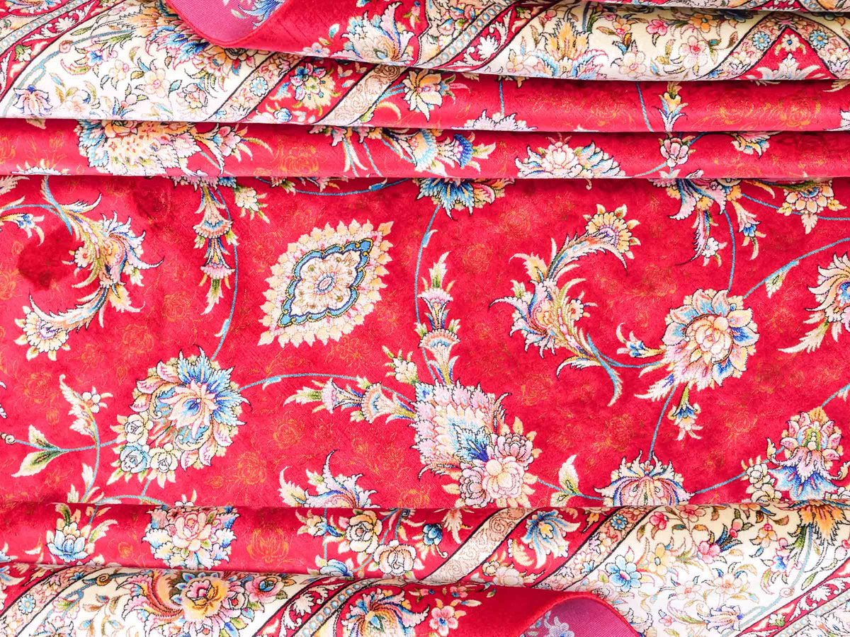 Ghom Maschinenteppich "Nowruz" 300 x 200 cm, durchgemustert, aus pflanzlicher Seide (Viskose), Rot/Cremeweiß. Teppichnummer: V67RD600H. Persian Luxury Collection by Khademi. Made in Iran / Persia – Vertrieb durch JUPITER Intl.