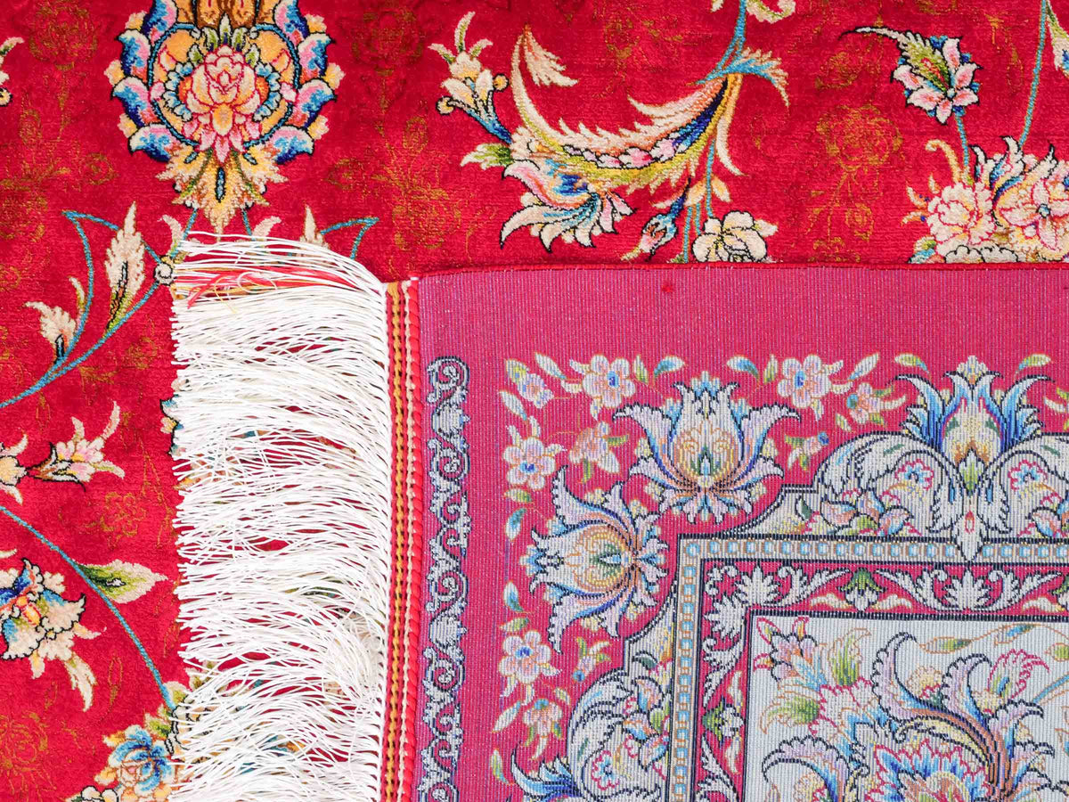 Ghom Maschinenteppich "Nowruz" 300 x 200 cm, durchgemustert, aus pflanzlicher Seide (Viskose), Rot/Cremeweiß. Teppichnummer: V67RD600H. Persian Luxury Collection by Khademi. Made in Iran / Persia – Vertrieb durch JUPITER Intl.