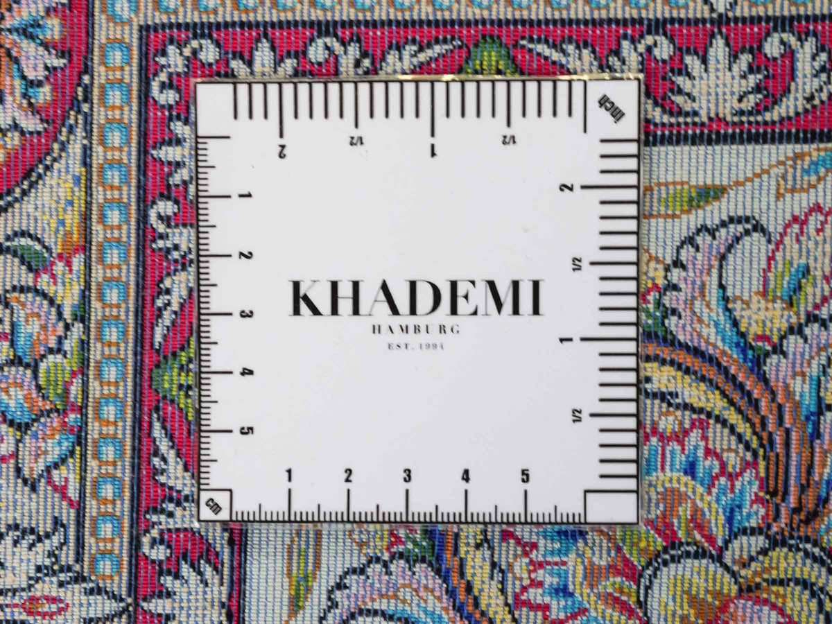 Ghom Maschinenteppich "Nowruz" 300 x 200 cm, durchgemustert, aus pflanzlicher Seide (Viskose), Rot/Cremeweiß. Teppichnummer: V67RD600H. Persian Luxury Collection by Khademi. Made in Iran / Persia – Vertrieb durch JUPITER Intl.