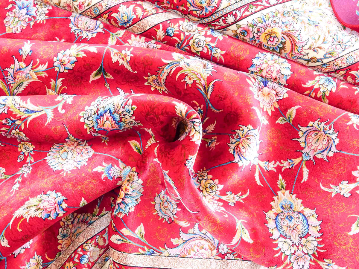 Ghom Maschinenteppich "Nowruz" 300 x 200 cm, durchgemustert, aus pflanzlicher Seide (Viskose), Rot/Cremeweiß. Teppichnummer: V67RD600H. Persian Luxury Collection by Khademi. Made in Iran / Persia – Vertrieb durch JUPITER Intl.
