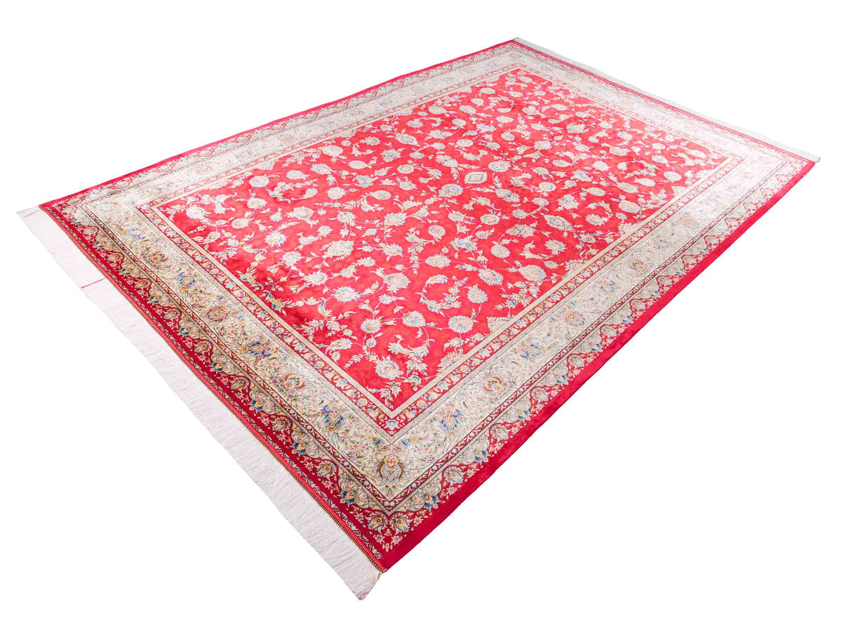 Ghom Maschinenteppich "Nowruz" 300 x 200 cm, durchgemustert, aus pflanzlicher Seide (Viskose), Rot/Cremeweiß. Teppichnummer: V67RD600H. Persian Luxury Collection by Khademi. Made in Iran / Persia – Vertrieb durch JUPITER Intl.